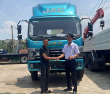 JAC N900 Plus nâng đầu chở máy công trình 8 tấn