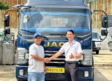 Ân Khoa Auto bàn giao xe JAC N900 nâng đầu chở máy công trình 8 tấn cho khách hàng tại Cần Thơ