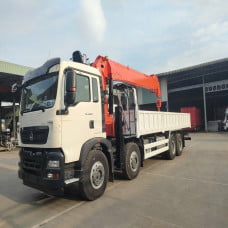 Xe HOWO 4 chân gắn cẩu Kanglim KS5206 – tải hàng khoảng 8,2 tấn, thùng dài 8,2 mét, giải pháp vận chuyển và nâng hạ chuyên dụng cho công trình và doanh nghiệp.