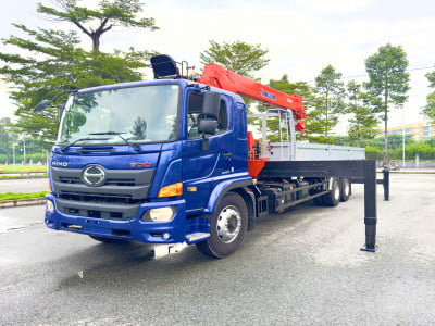 Xe Tải Hino FM8JW8A Gắn Cẩu Kanglim KS2056 – Xe Tải Cẩu 3 Chân 15 Tấn Chính Hãng