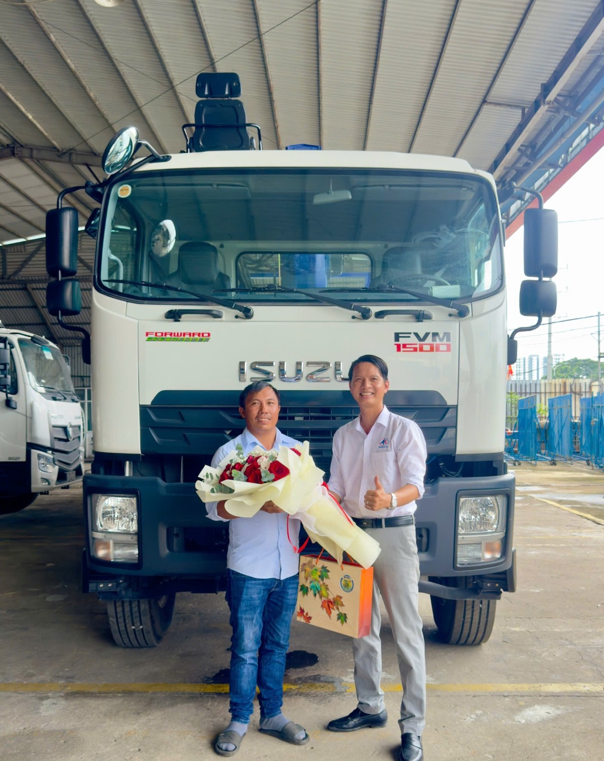 Bàn giao xe ISUZU FVM gắn cẩu DONGYANG 8 tấn 7 khúc