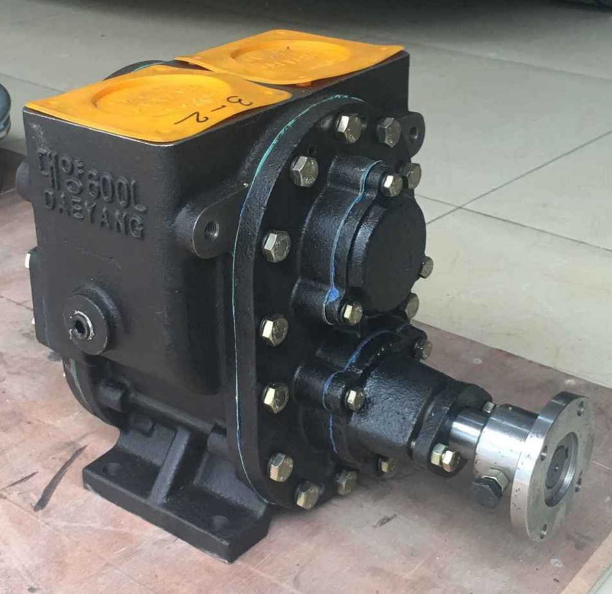Bơm bánh răng 40 m3 giờ xe bồn Chenglong H5