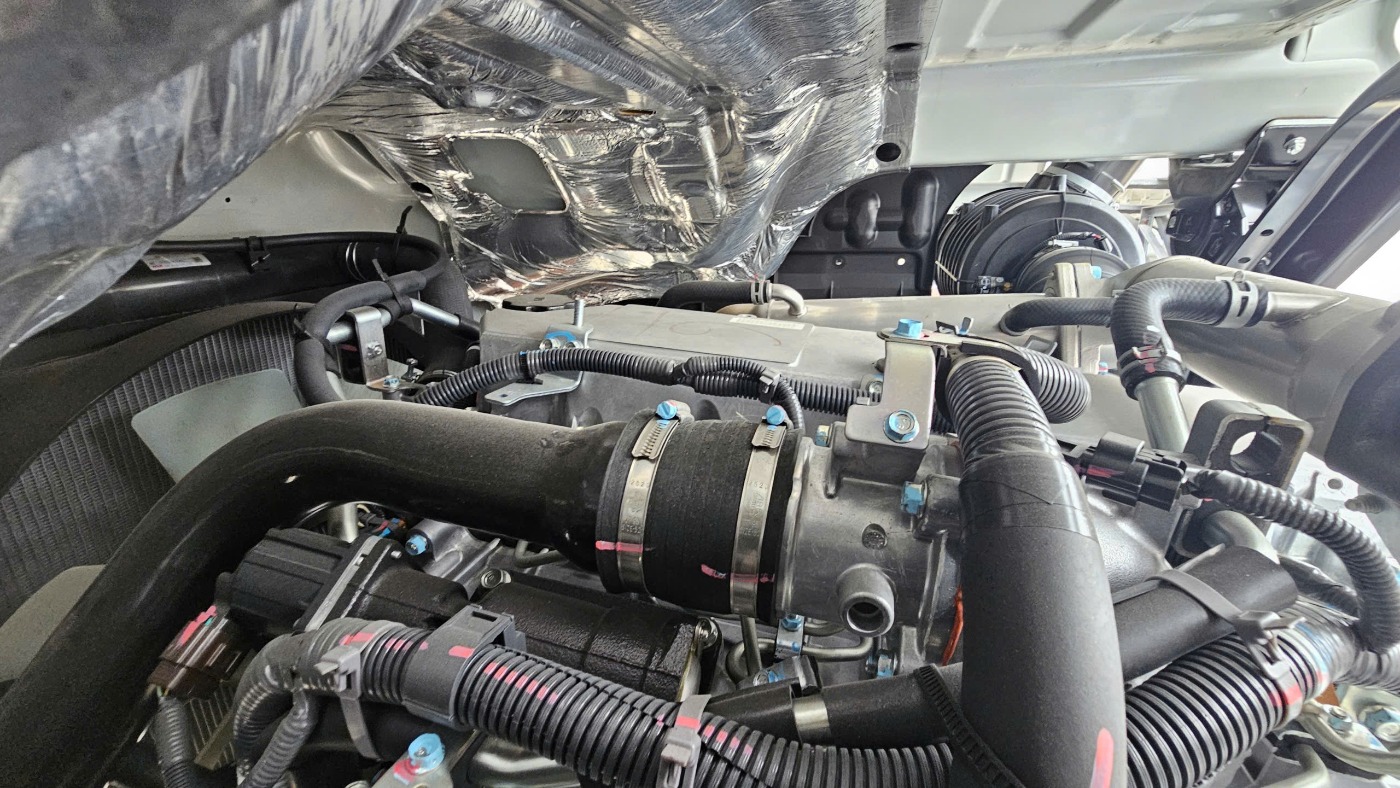 Động cơ Isuzu FVR gắn cẩu Unic 