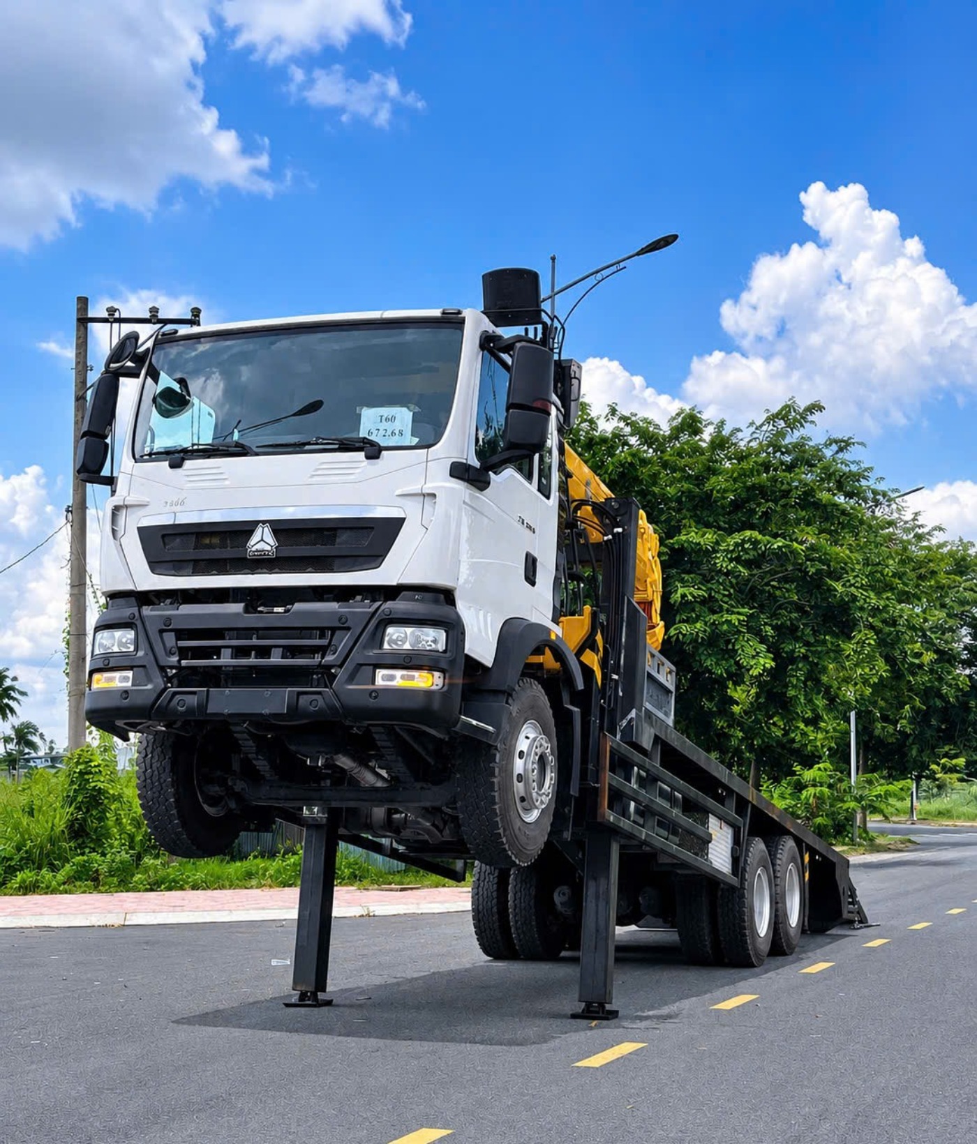 Xe HOWO 3 chân nâng đầu chở xe gắn cẩu XCMG SQS200-6