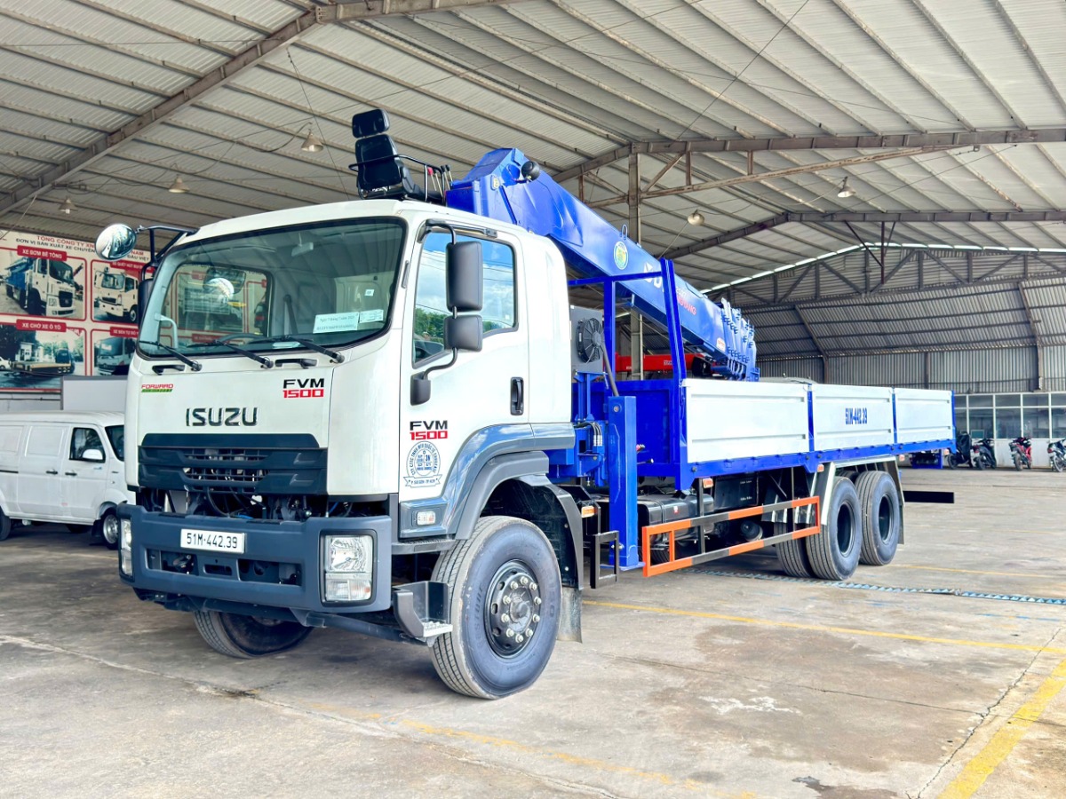 Xe ISUZU FVM gắn cẩu DONGYANG 8 tấn 7 khúc