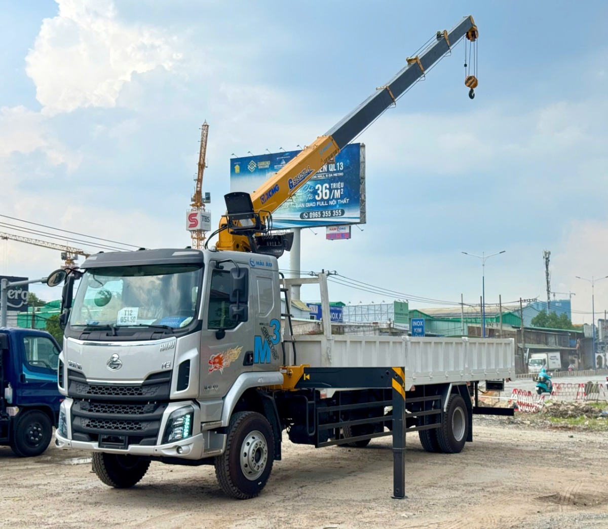 Chenglong M3 200HP 4x2 gắn cẩu XCMG 5 tấn 5 khúc