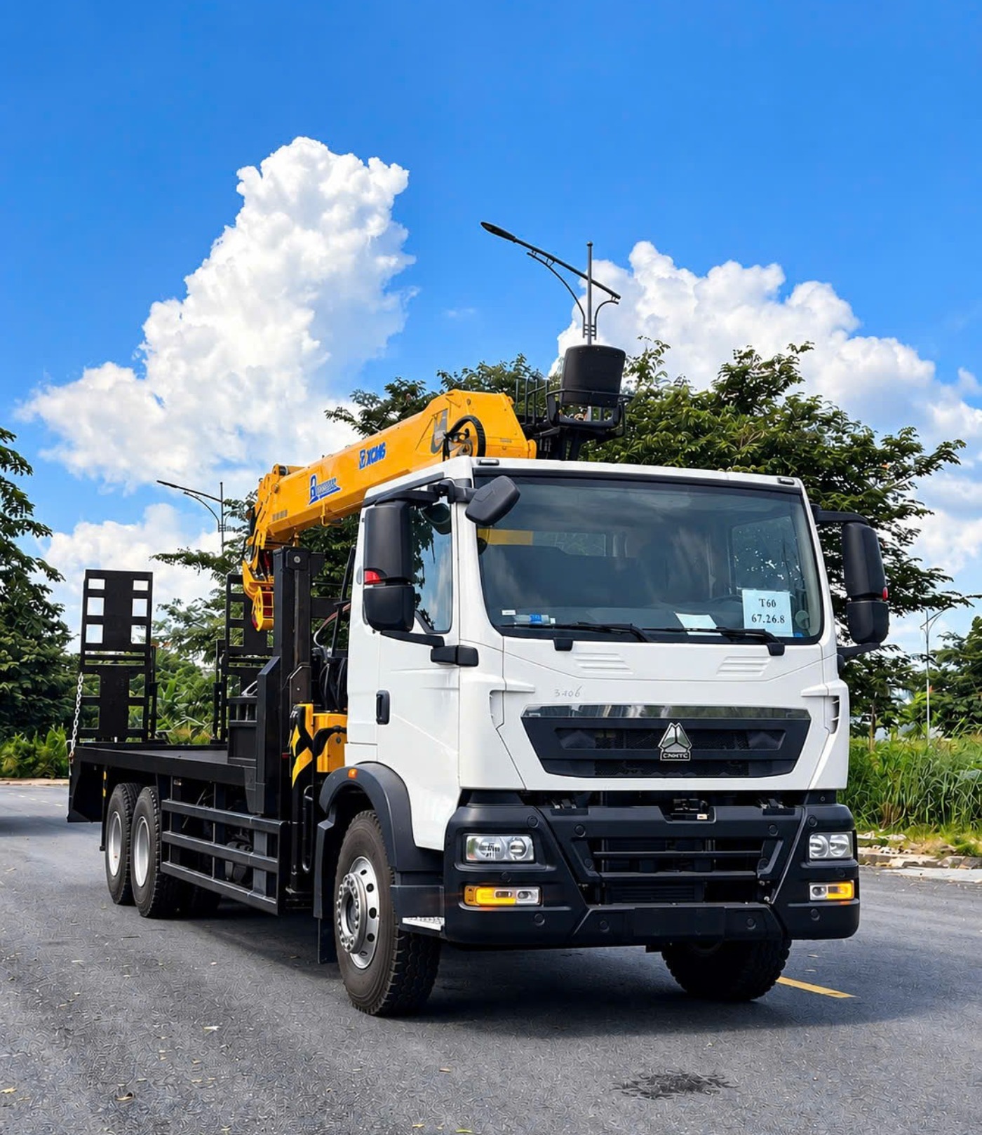 Xe HOWO 3 chân nâng đầu chở xe gắn cẩu XCMG SQS200-6