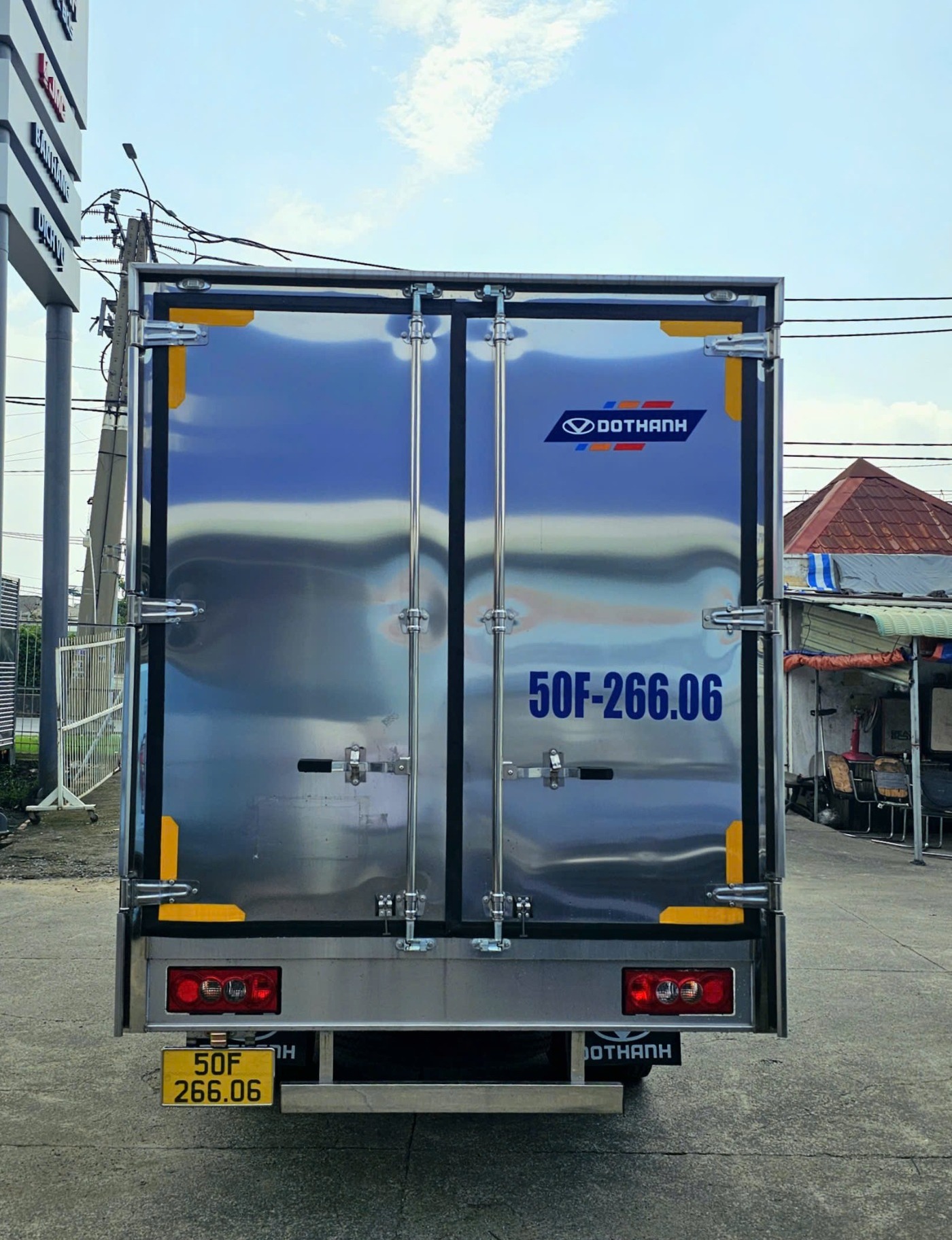 ban-giao-xe-dothanh-iz50m-thung-kin-6