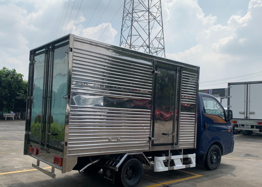 xe-tai-hyundai-h150-thung-kin-euro-5-1