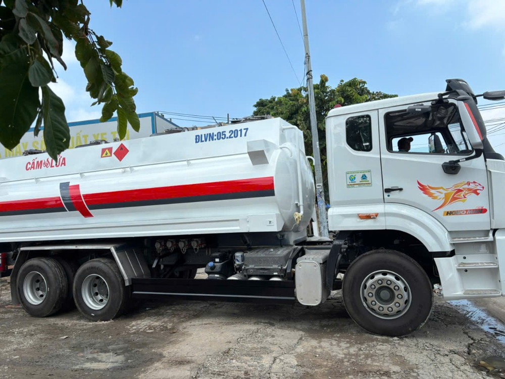 Bồn chở xăng dầu 18 khối Howo 3 chân