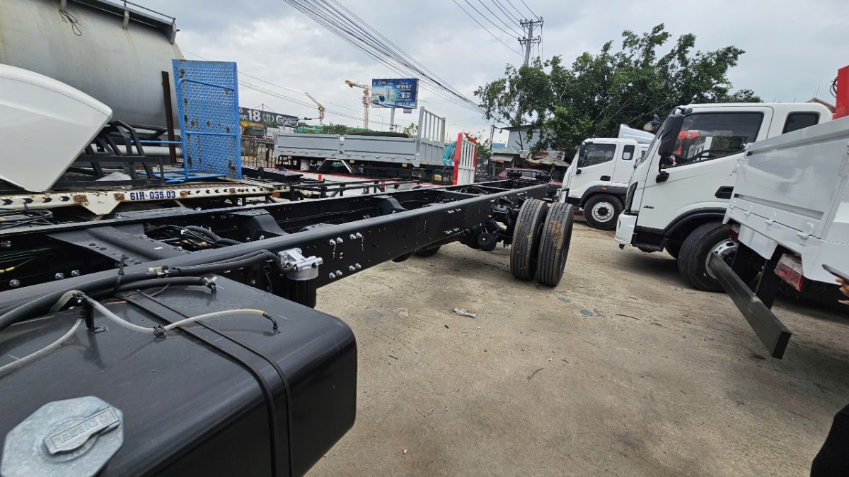 Chassi xe Isuzu FVR900 gắn cẩu UNIC URV554 5 tấn 4 khúc 