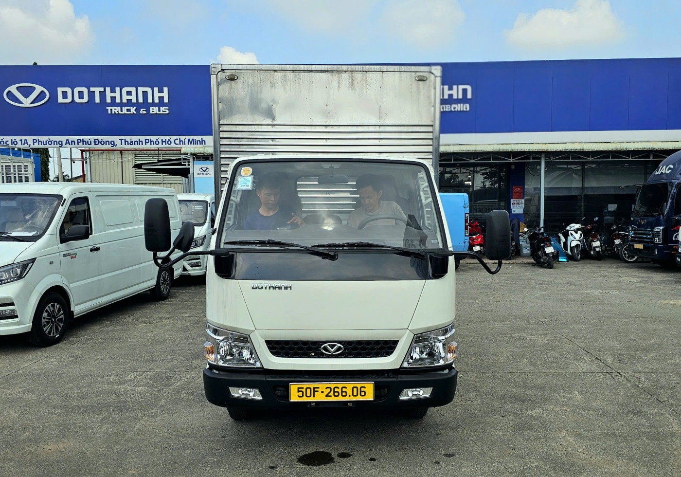 ban-giao-xe-dothanh-iz50m-thung-kin-2