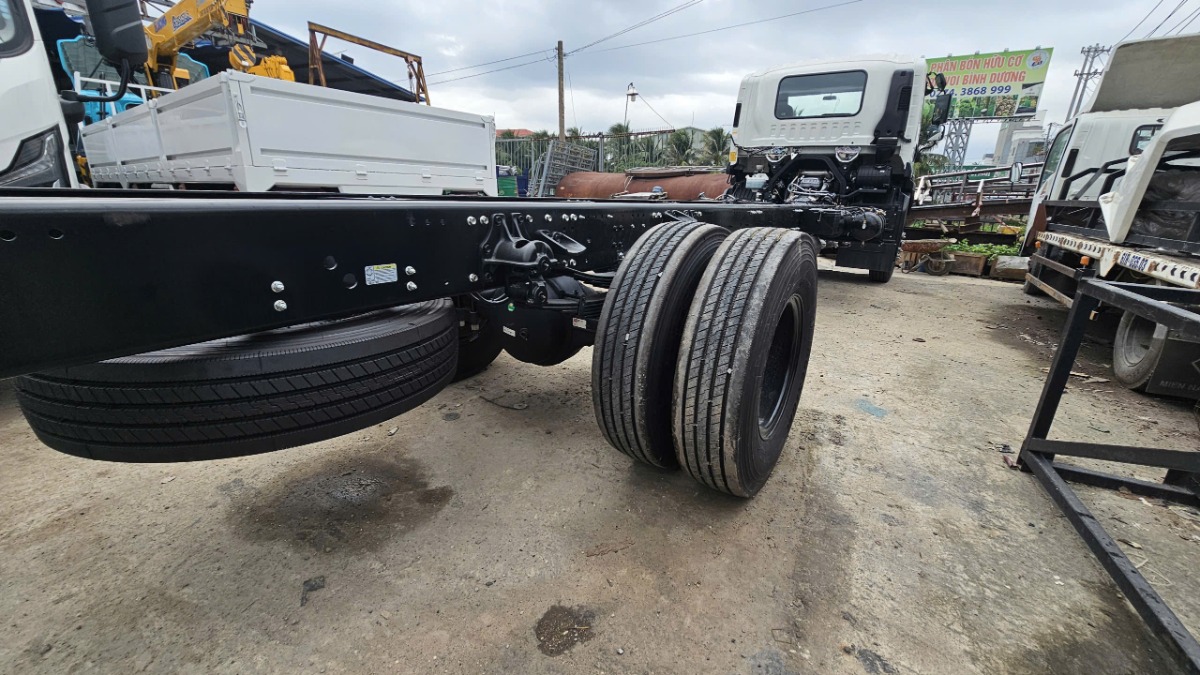 Chassi xe Isuzu FVR900 gắn cẩu UNIC URV554 5 tấn 4 khúc 
