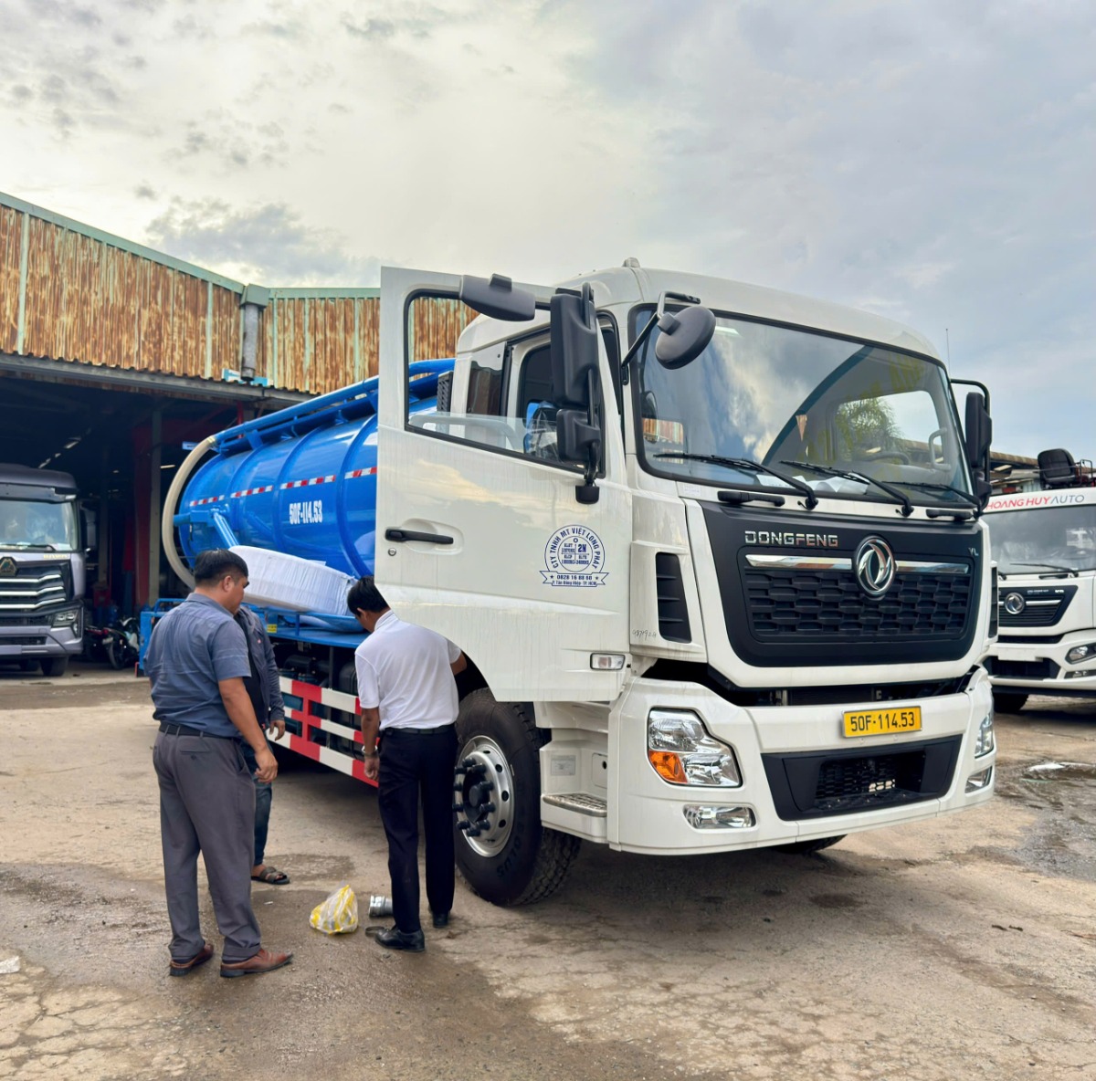 Bàn giao xe Dongfeng 3 chân bồn hút chất thải 13 khối