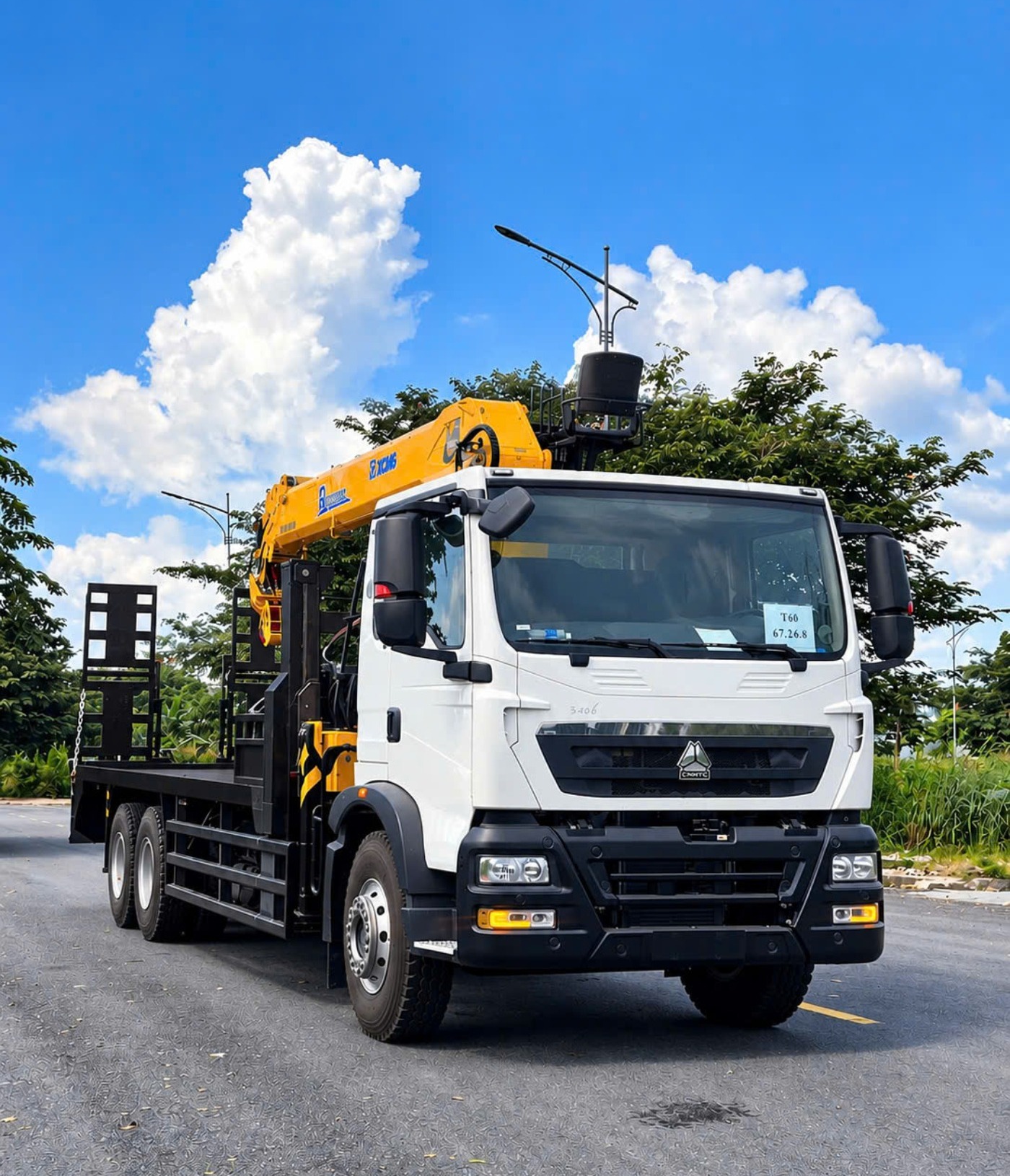 Xe HOWO 3 chân nâng đầu chở xe gắn cẩu XCMG SQS200-6