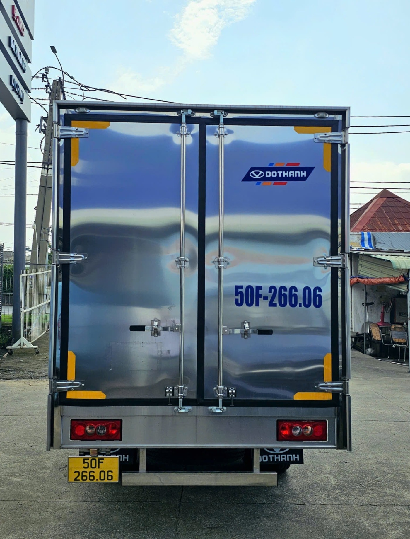 ban-giao-xe-dothanh-iz50m-thung-kin-6