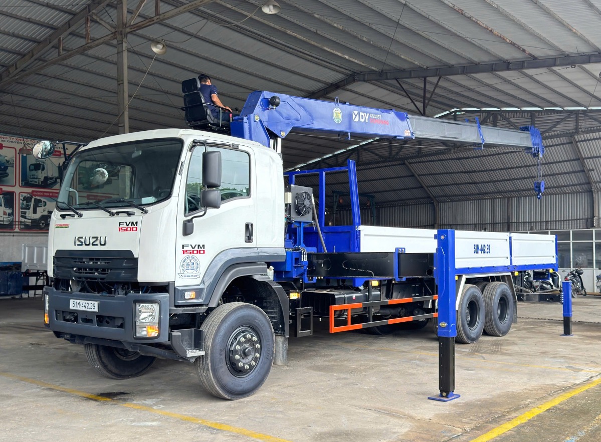 Xe ISUZU FVM gắn cẩu DONGYANG 8 tấn 7 khúc