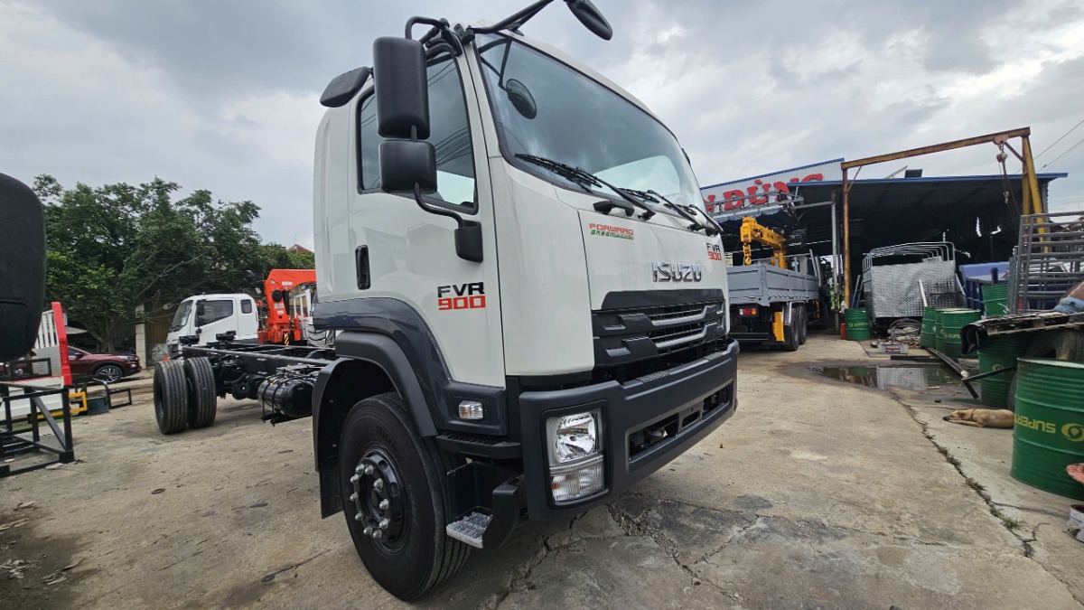 Chassi xe Isuzu FVR900 gắn cẩu UNIC URV554 5 tấn 4 khúc 