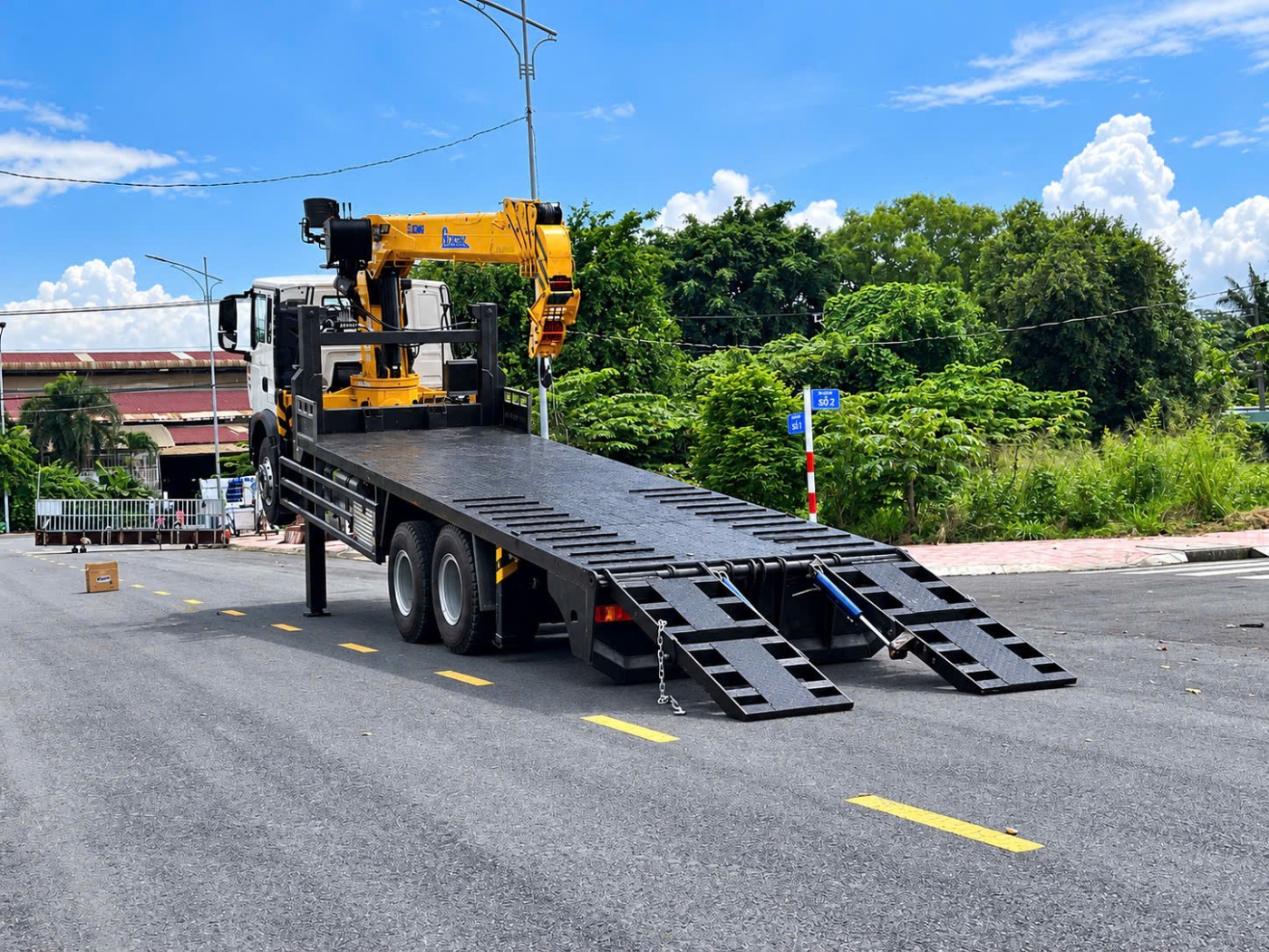 Xe HOWO 3 chân nâng đầu chở xe gắn cẩu XCMG SQS200-6