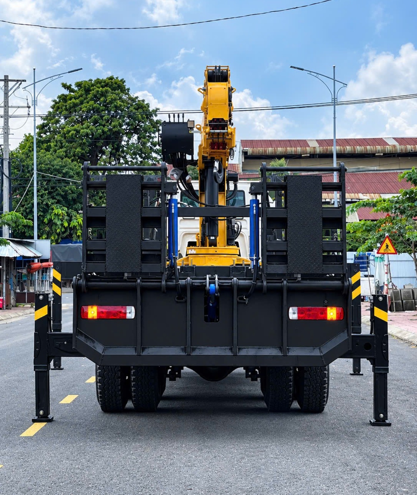 Xe HOWO 3 chân nâng đầu chở xe gắn cẩu XCMG SQS200-6