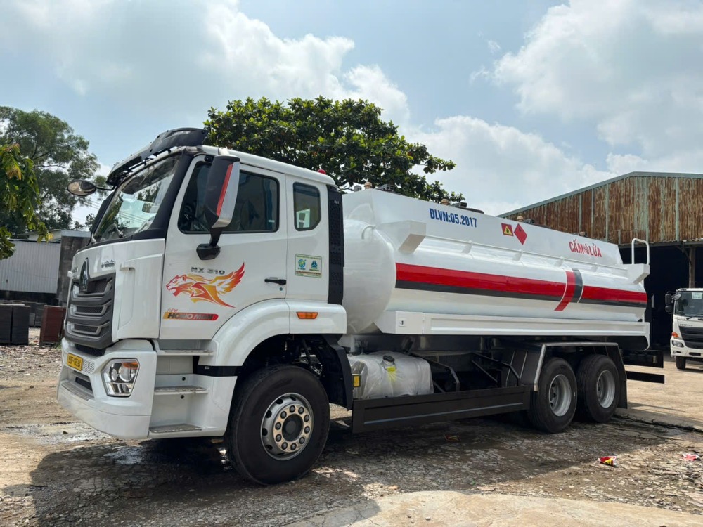 Bồn chở xăng dầu 18 khối Howo 3 chân