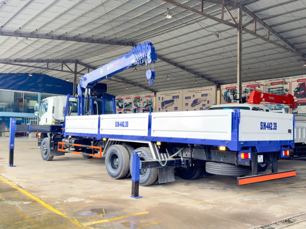 Xe Isuzu FVM gắn cẩu DONGYANG 8 tấn 7 khúc