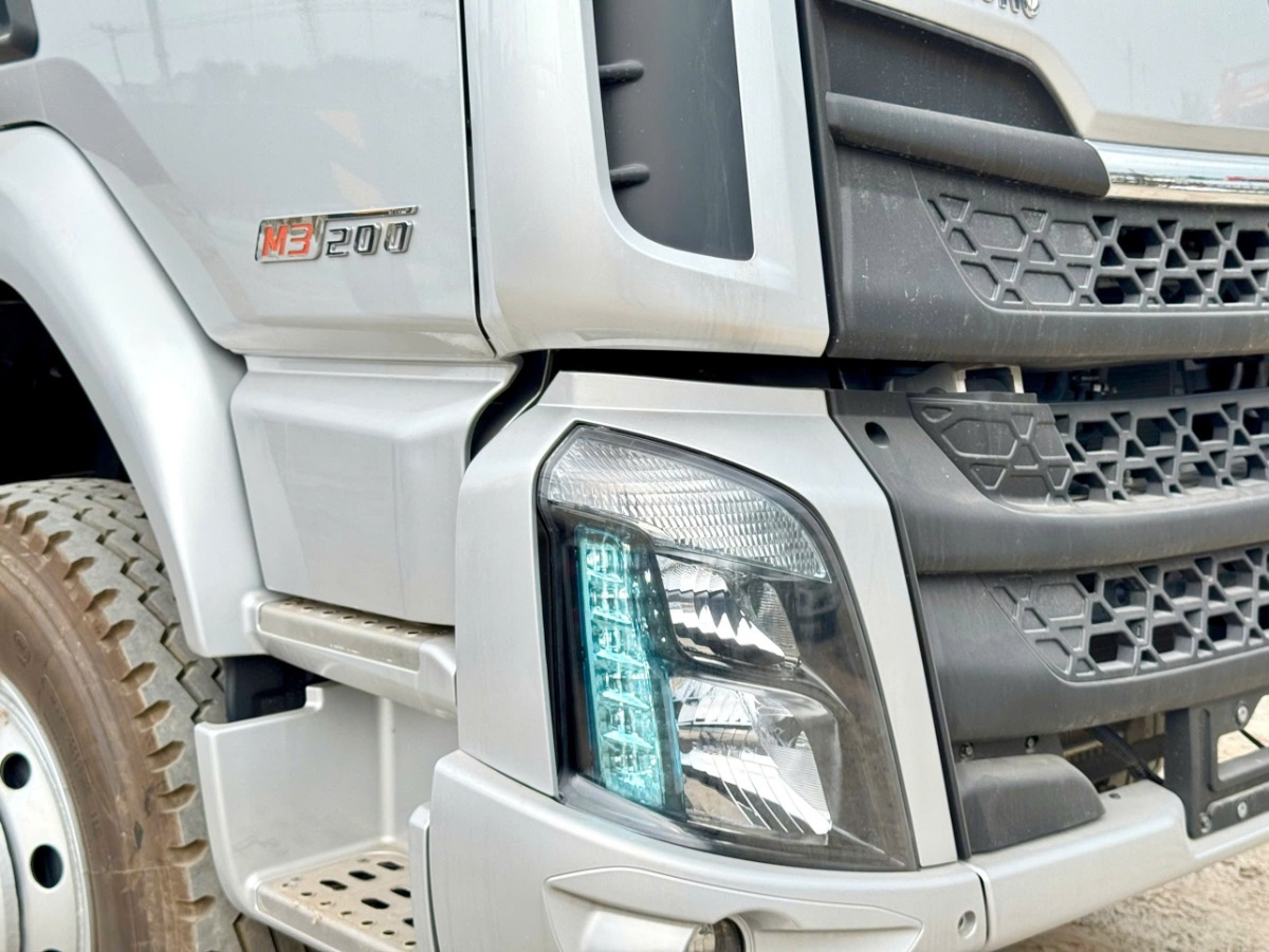 Chenglong M3 200HP 4x2 gắn cẩu XCMG 5 tấn 5 khúc