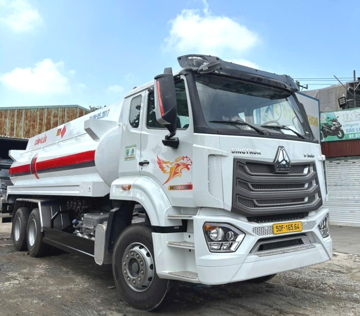 Xe bồn chở xăng dầu 18 khối Howo 3 chân