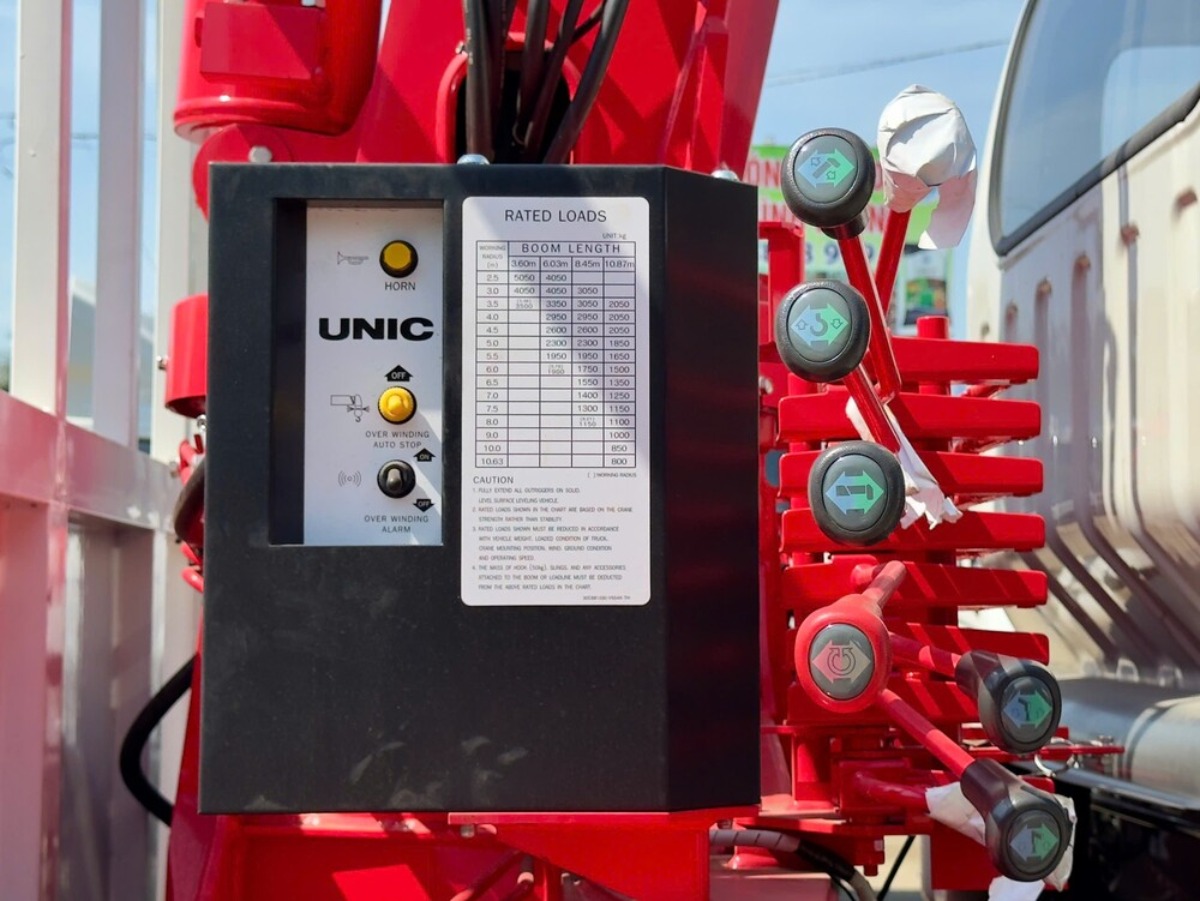 Cẩu Unic Urv 554 5 tấn 4 khúc