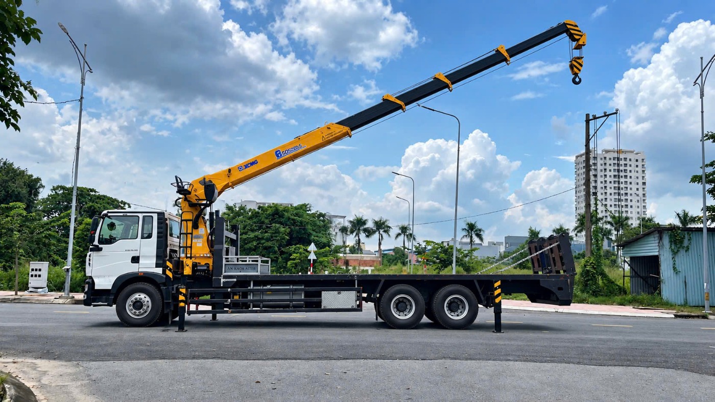Xe HOWO 3 chân nâng đầu chở xe gắn cẩu XCMG SQS200-6