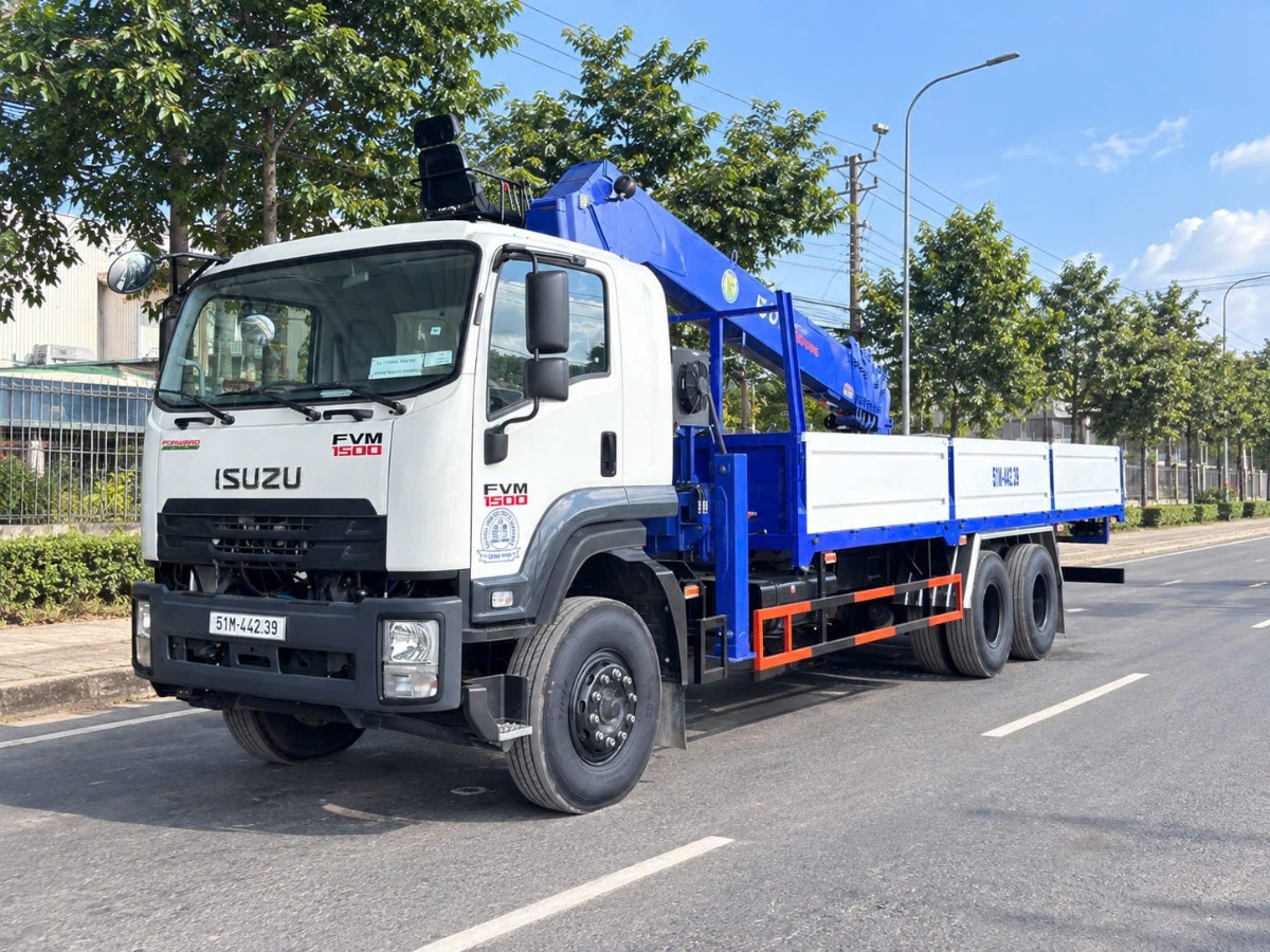 Isuzu FVM Gắn Cẩu DONGYANG 8 tấn 7 khúc