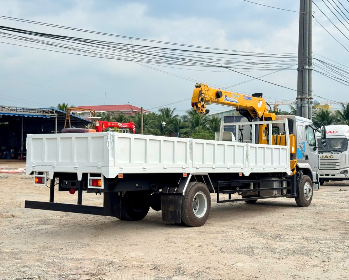Chenglong M3 gắn cẩu XCMG 5 tấn 5