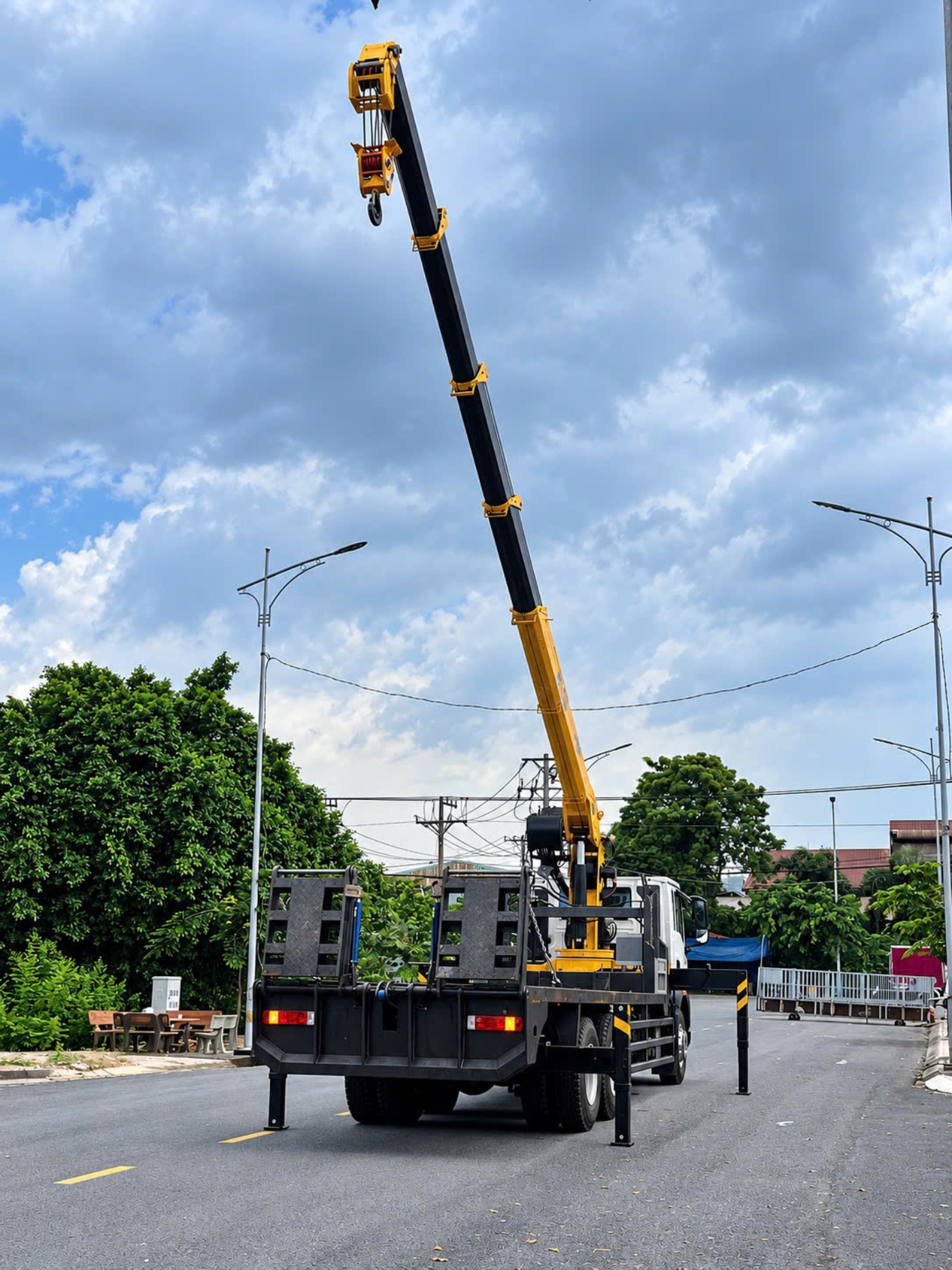 Xe HOWO 3 chân nâng đầu chở xe gắn cẩu XCMG SQS200-6
