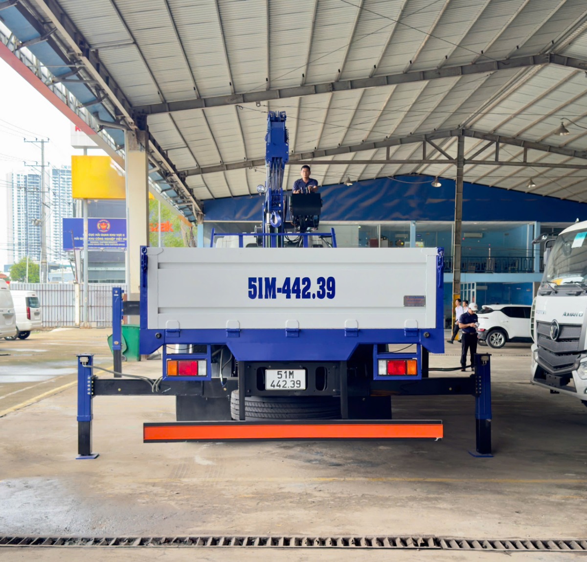 Isuzu FVM Gắn Cẩu DONGYANG 8 tấn 7 khúc