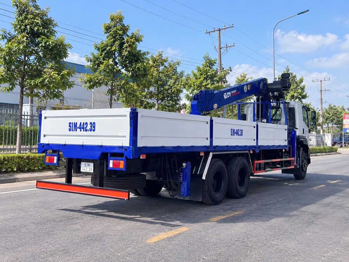 Isuzu FVM Gắn Cẩu DONGYANG 8 tấn 7 khúc