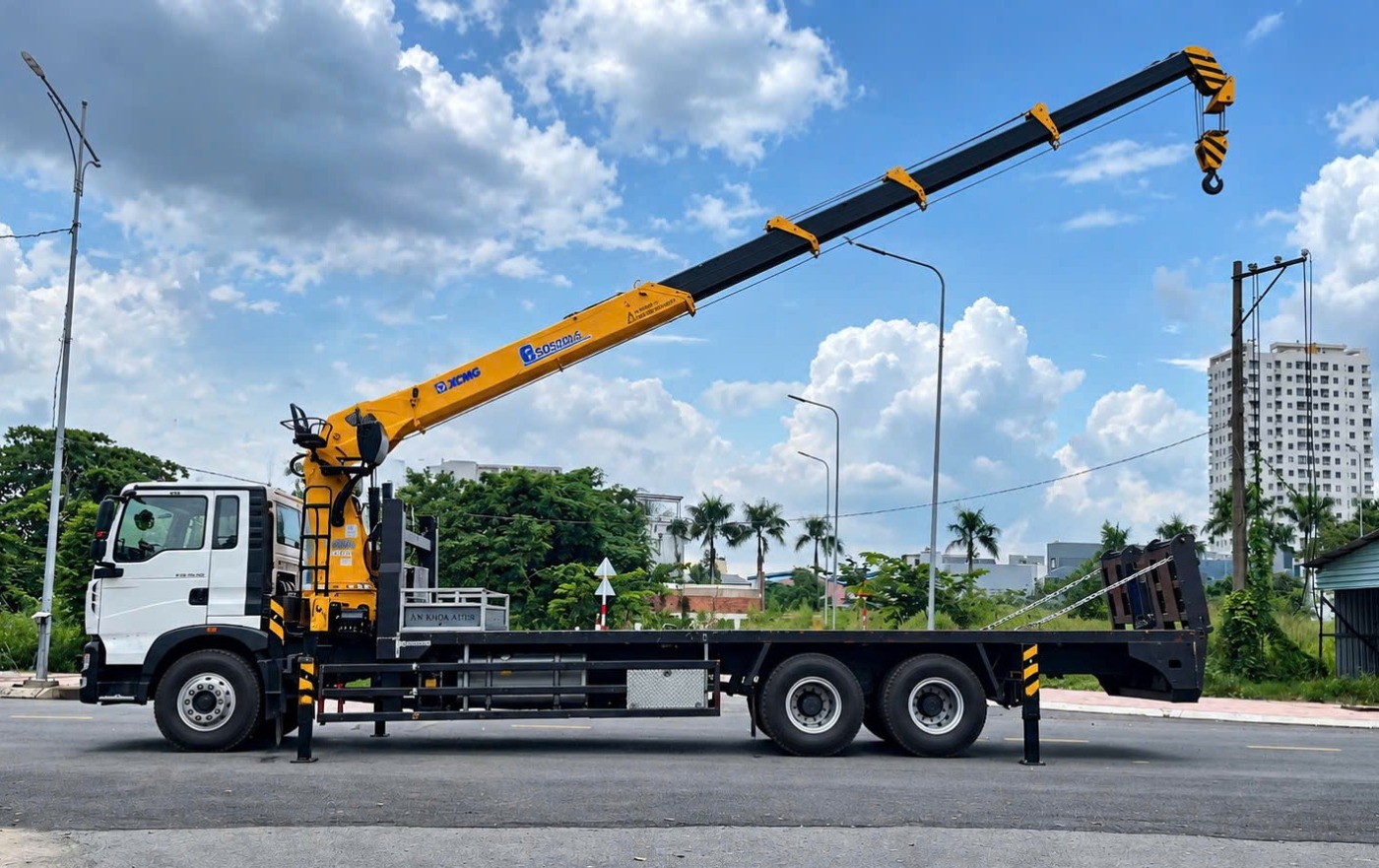 Xe HOWO 3 chân nâng đầu chở xe gắn cẩu XCMG SQS200-6