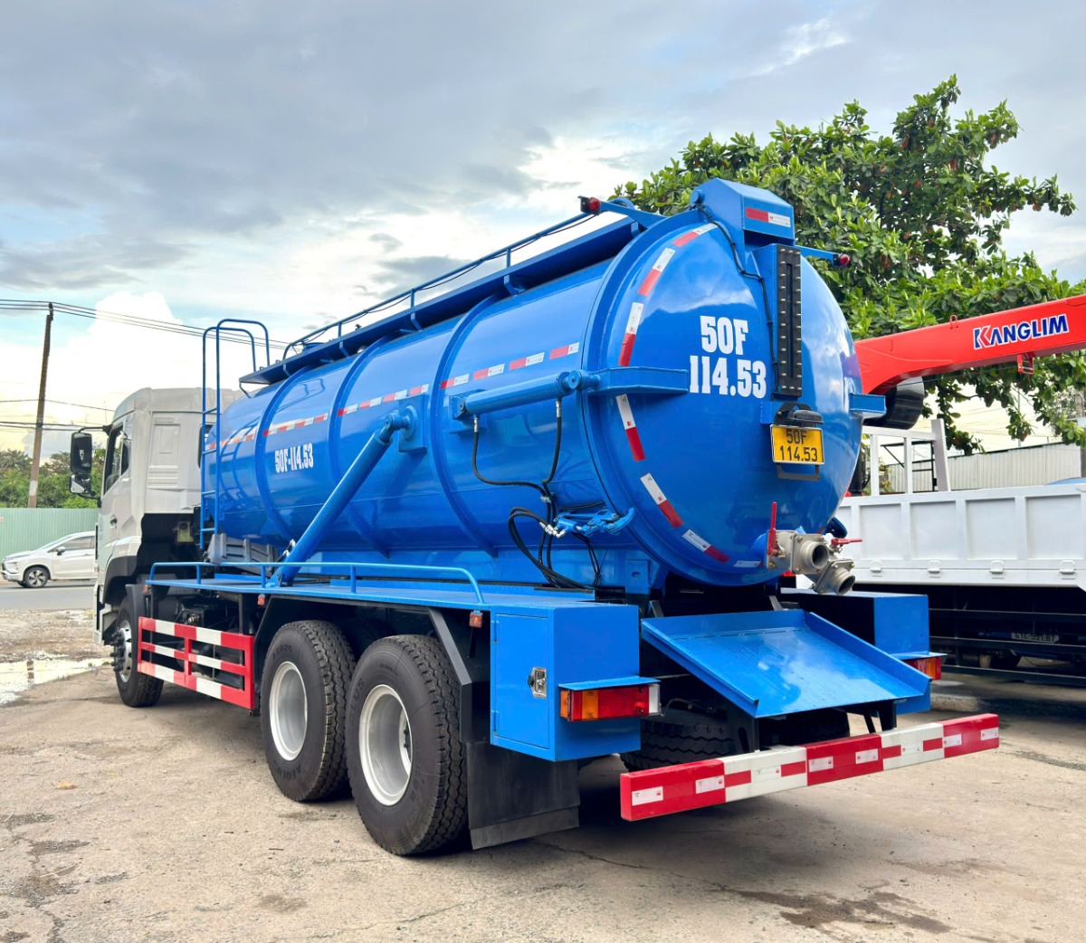 Bàn giao xe Dongfeng 3 chân bồn hút chất thải 13 khối