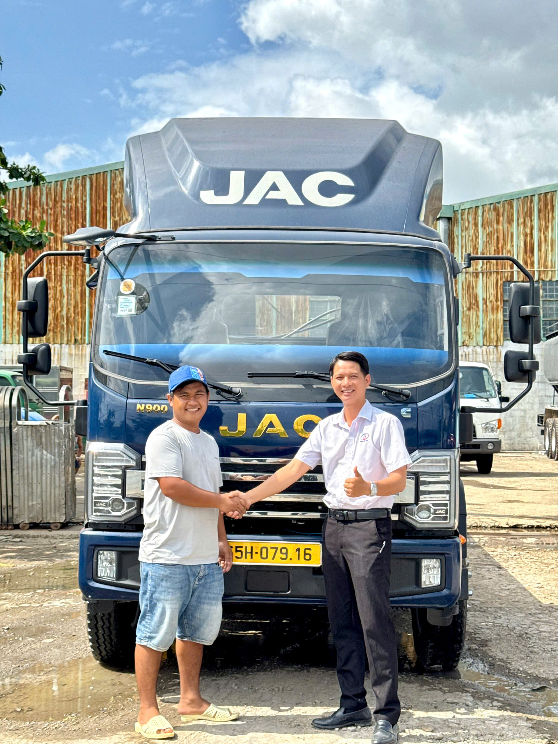 JAC-N900-nang-dau-cho-may-cong-trinh-8-tan-An-Khoa-Auto-1