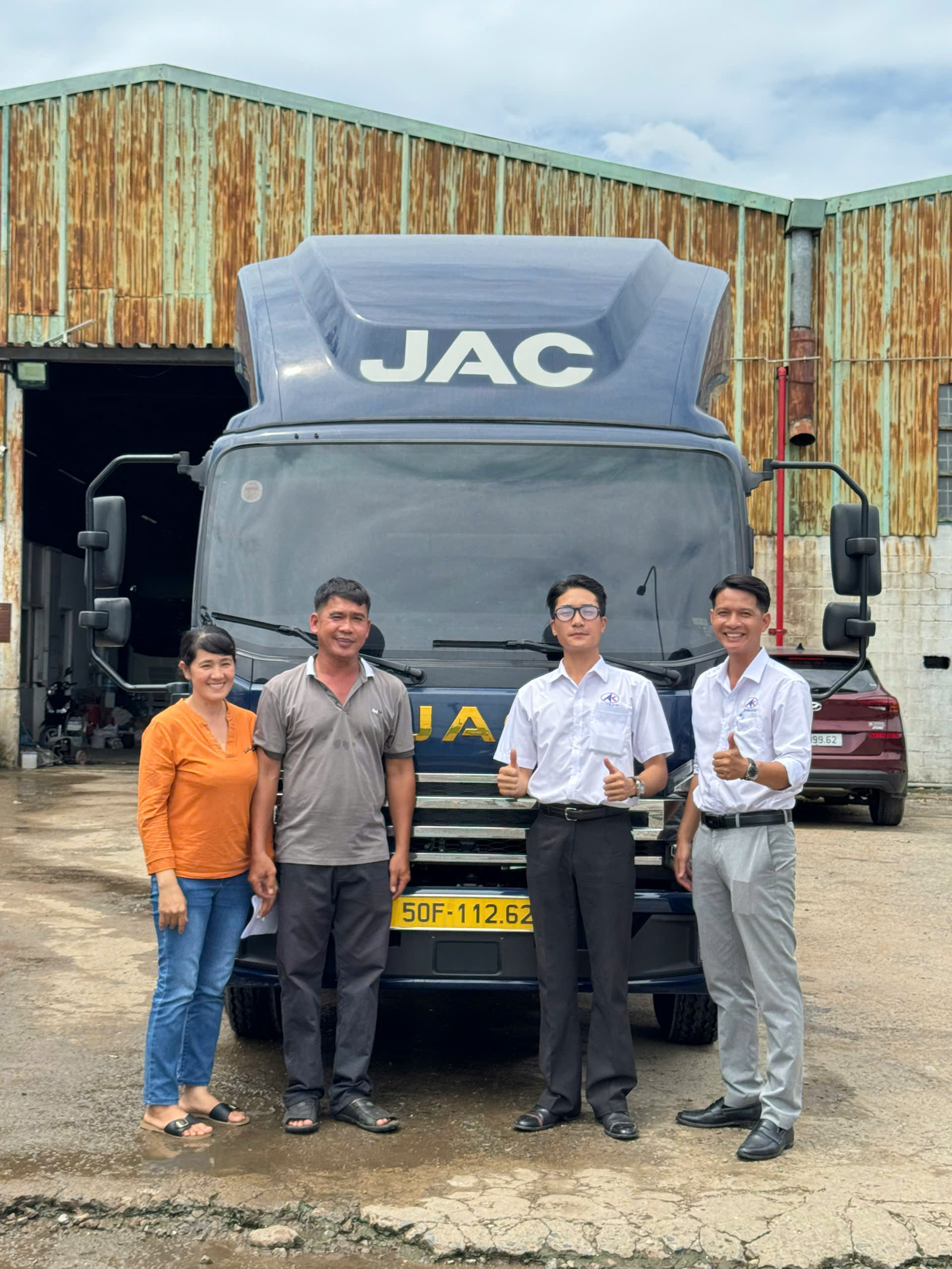 ban-giao-xe-jac-n750-plus-e5-nang-dau-cho-may-cong-trinh-3
