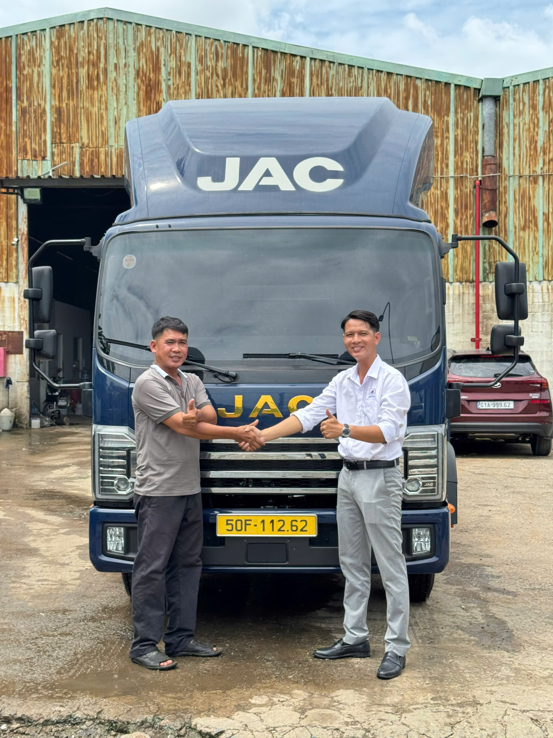 ban-giao-xe-jac-n750-plus-e5-nang-dau-cho-may-cong-trinh-7