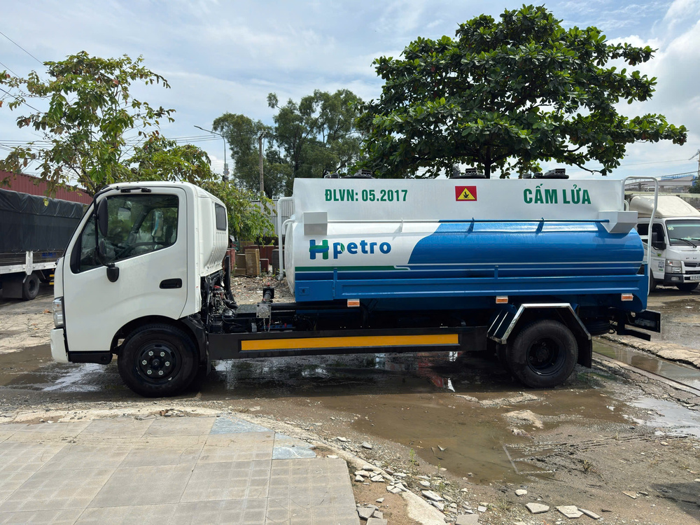 HINO XZU730L bồn chở xăng dầu 6 khối