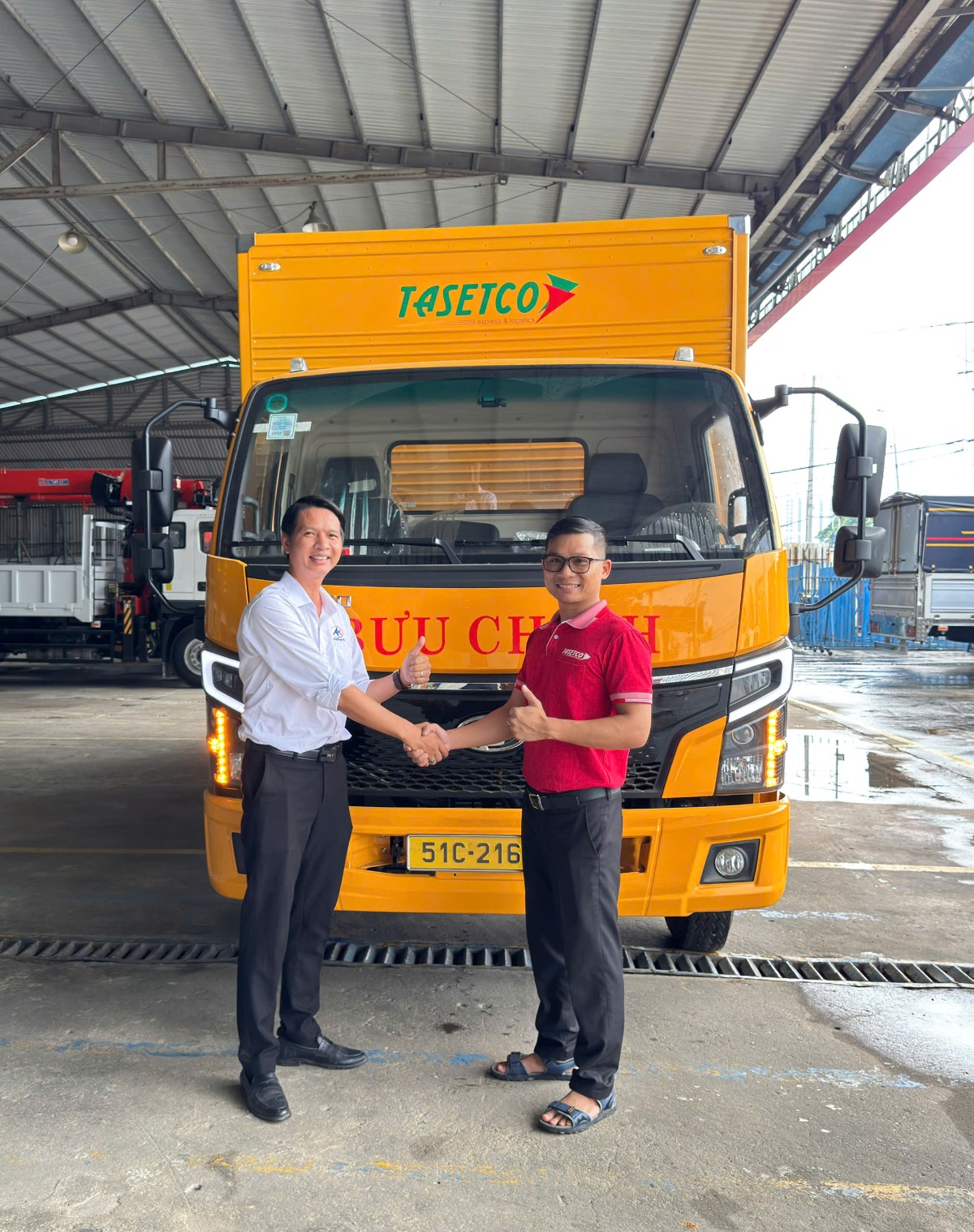 Bàn giao xe  Teraco 345SL thùng kín có bửng nâng hạ 