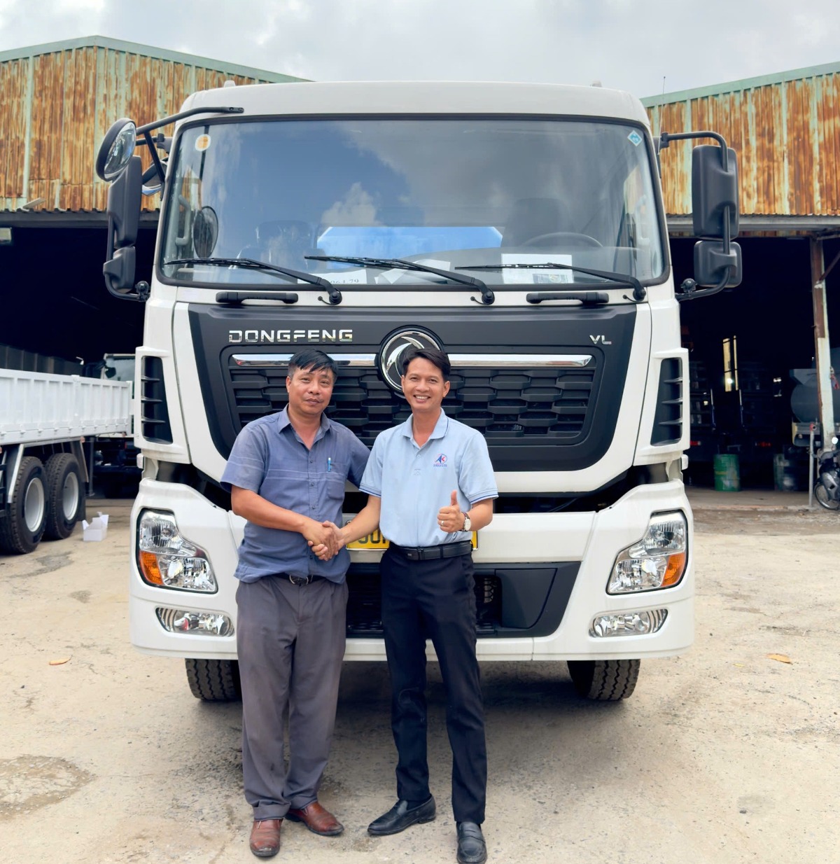 Bàn giao xe Dongfeng 3 chân bồn hút chất thải 13 khối