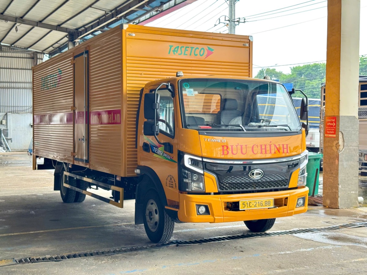 Bửng nâng hạ hàng hoá Teraco 345SL thùng kín có bửng nâng hạ 