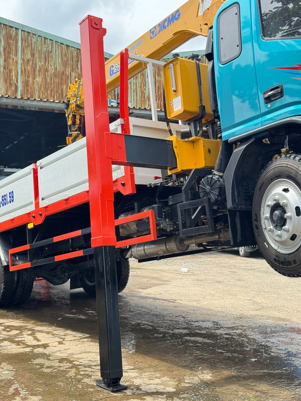 Chế chân tú cao nâng đầu trên xe JAC N900 Plus E5 gắn cẩu XCMG 5 tấn 5 khúc