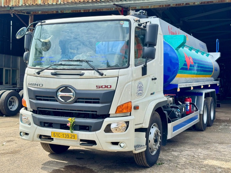 Ân Khoa Auto bàn giao Hino FL8JT8A bồn chở xăng dầu 20 khối