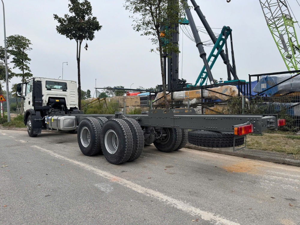 chassis-howo-3-chan-6x4-25-tan-dong-co-6870cc-2
