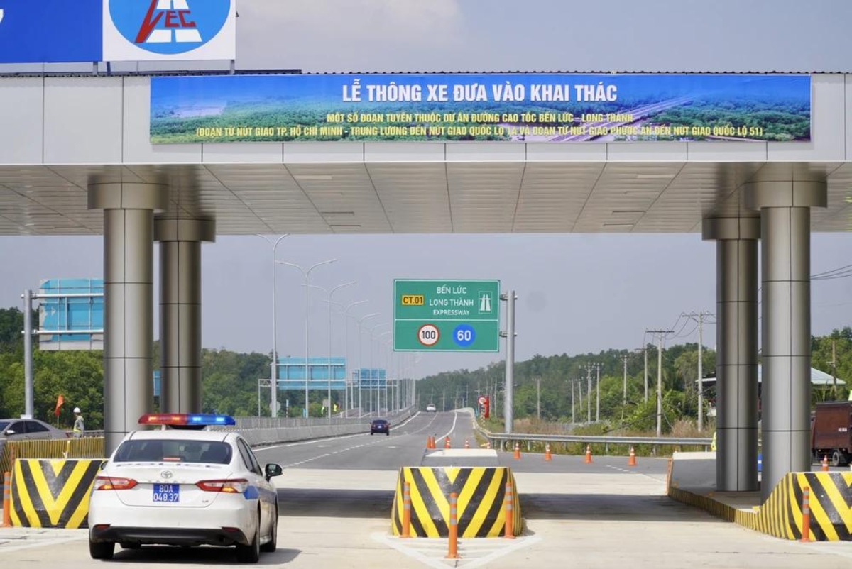 Cao tốc Bến Lức Long Thành và xe tải vận chuyển hàng hóa
