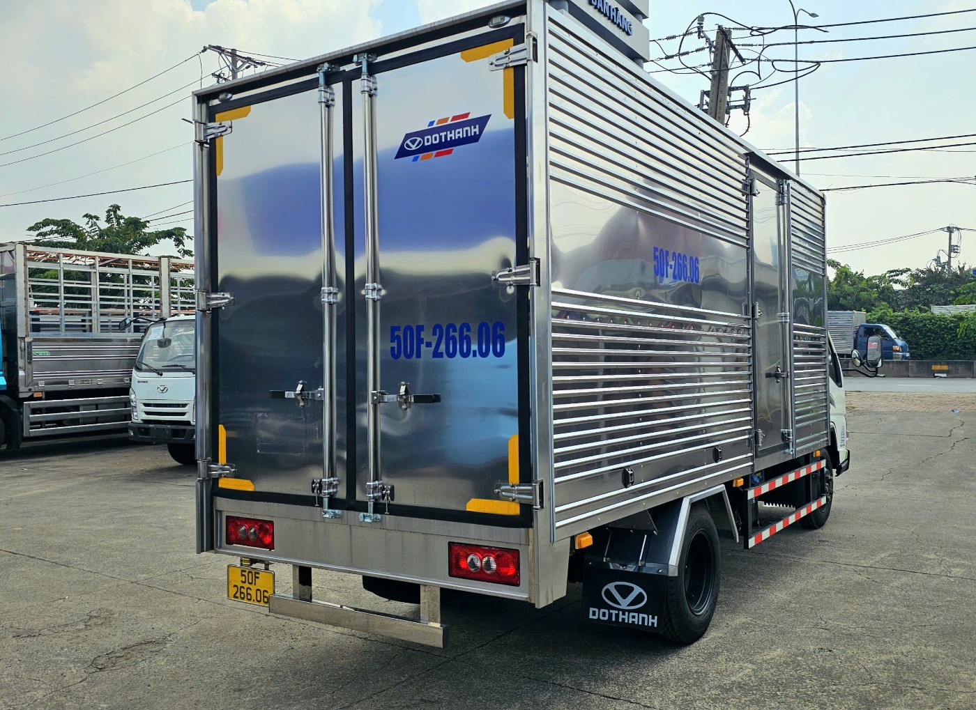 ban-giao-xe-dothanh-iz50m-thung-kin-5
