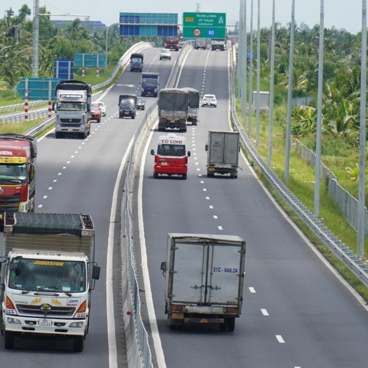 Hà Nội đẩy mạnh các dự án hạ tầng, mở ra cơ hội cho ngành vận tải và xây dựng